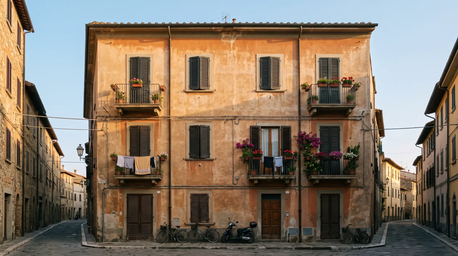 Facciata di una palazzina italiana in una via tranquilla con il sole del pomeriggio.